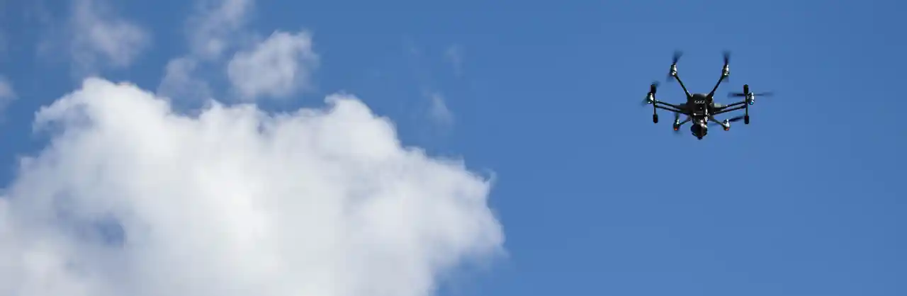 Drone voando - Drones na Floresta – Os Melhores Equipamentos